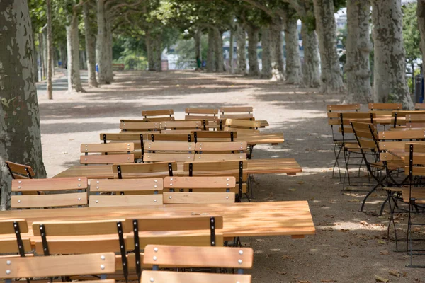 木製のカフェテーブルと椅子 フランクフルト ドイツ — ストック写真