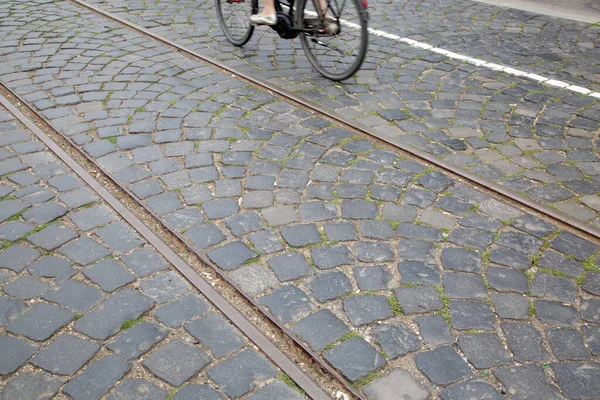 Cobblestone Arkaplanı Nda Bisikletçi Demiryolu Treni Frankfurt Almanya — Stok fotoğraf