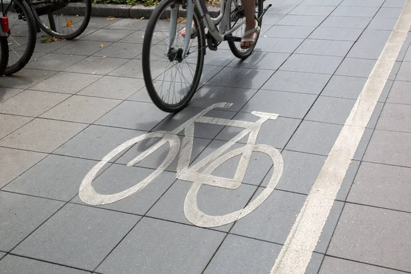 Bike Lane Symbol Och Cyklist Gatan Frankfurt Tyskland — Stockfoto