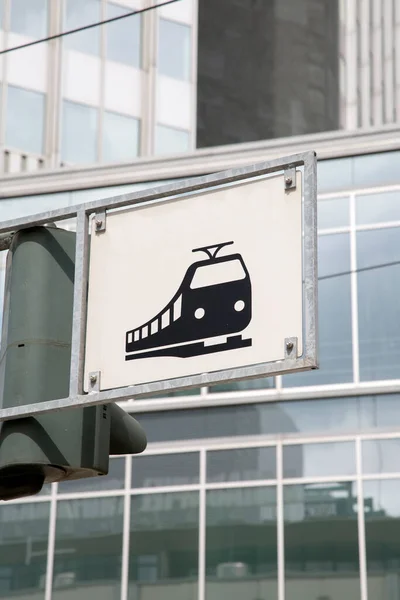 Kentsel Ayarlarda Tren Uyarı Şareti — Stok fotoğraf