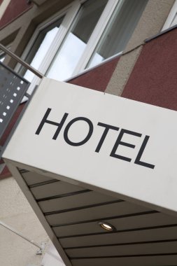 Bina Önündeki Otel Tabelası