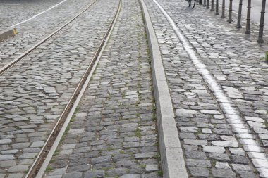 Frankfurt, Almanya 'da Cobblestone' da Demiryolu ve Bisikletçi