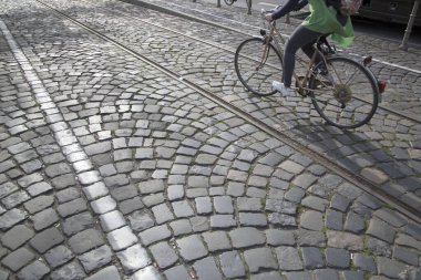 Frankfurt, Almanya 'da Demiryolu Rayları' nın yanında motosikletçi