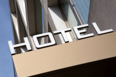 Bina Önündeki Otel Tabelası