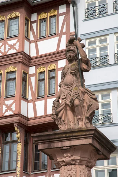 Minervabrunnen Minervan Patsas Romerbergin Aukio Frankfurt Saksa — kuvapankkivalokuva