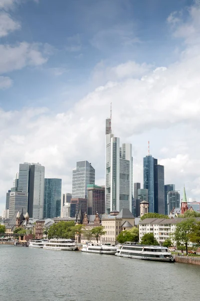 Paisaje Urbano Con Cruceros Por Río Frankfurt Alemania —  Fotos de Stock