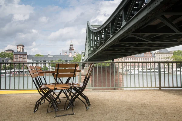 Eiserner Steg Bridge Met Cafe Table Voorzitter Frankfurt Duitsland — Stockfoto