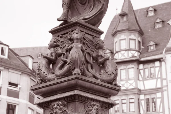 Justitiabrunnen Fountain Manskopf 1887 Romerberg Square Frankfurt Saksa Mustavalkoisena Sepia — kuvapankkivalokuva