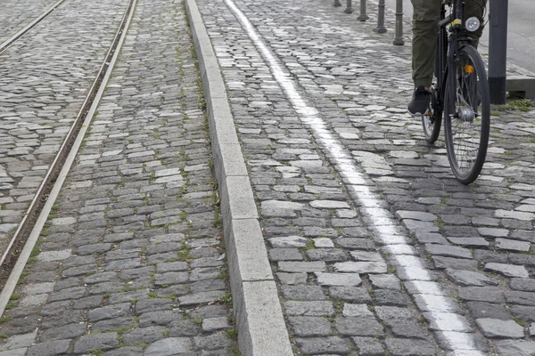 フランクフルトの鉄道線路とサイクリスト ドイツ — ストック写真