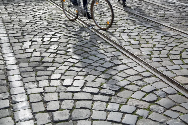 フランクフルトの鉄道線路とサイクリスト ドイツ — ストック写真