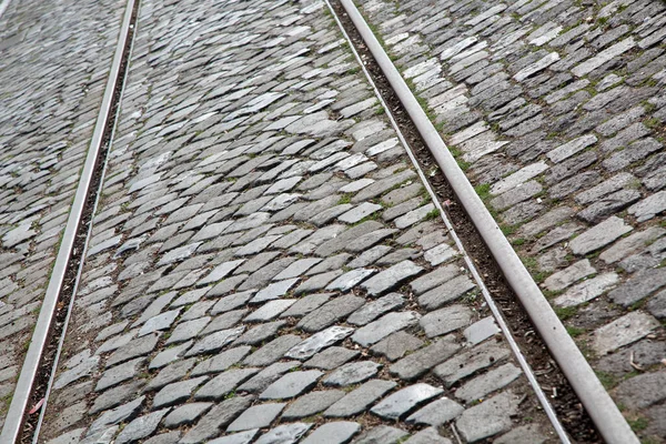 フランクフルトの鉄道線路と石畳 ドイツ — ストック写真
