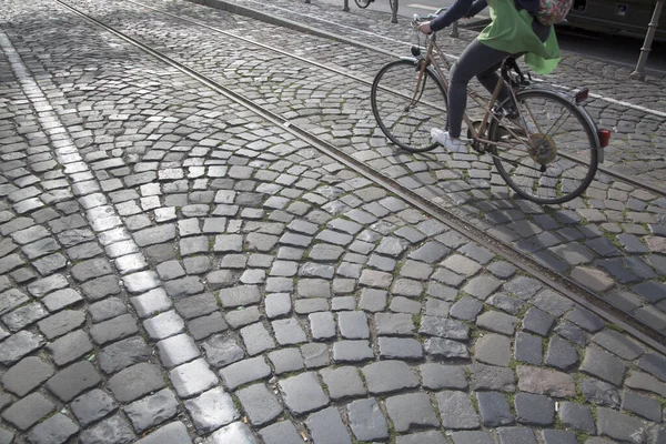 Cyklist Ridning Längs Järnvägsspår Frankfurt Tyskland — Stockfoto