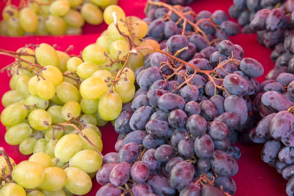 Frutta Uva Verde Rossa Sulla Bancarella Del Mercato — Foto Stock