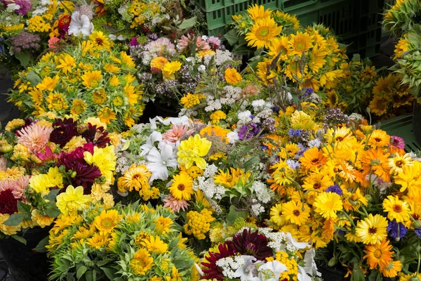 Λουλούδια Και Ηλιοτρόπια Στην Αγορά — Φωτογραφία Αρχείου