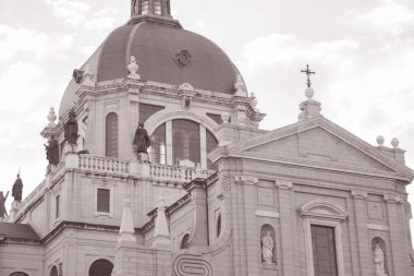 Almudena Katedrali Kilisesi, Madrid; İspanya Siyah ve Beyaz Sepya Tonu