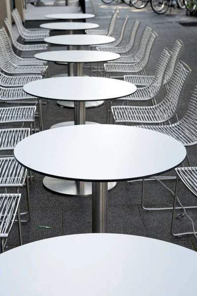 Cafe Tables Chairs Frankfurt Německo — Stock fotografie