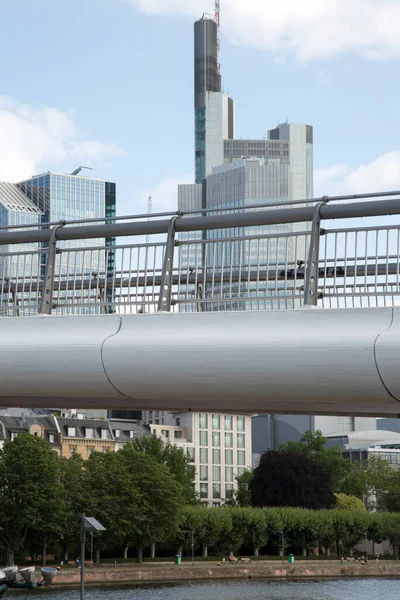 Skyline Och Holbeinsteg Bridge Frankfurt Tyskland — Stockfoto