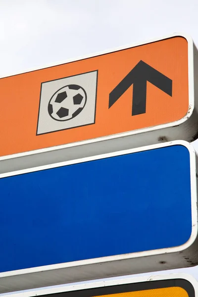 Segno Calcio Arancione Con Freccia — Foto Stock