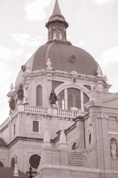 Католическая Церковь Альмудена Мадрид Испания Черно Белом Оттенке Сепии — стоковое фото