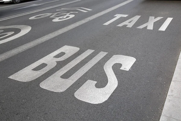 Taxi Bus Lane Gran Street Madryt Hiszpania — Zdjęcie stockowe