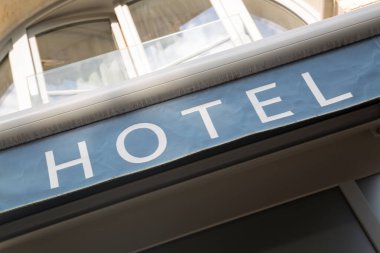 Çapraz Eğri Üzerinde Otel Tabelası