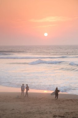 Plajda sörf; Biarritz; Bask Ülkesi; Fransa