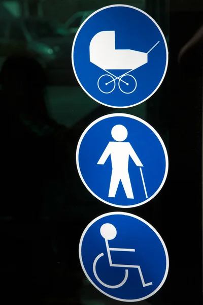 장애인 대중교통 수단을 이용하는 표지판 — 스톡 사진