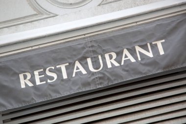 Çapraz Eğimli Bina Önü Restoran İşareti