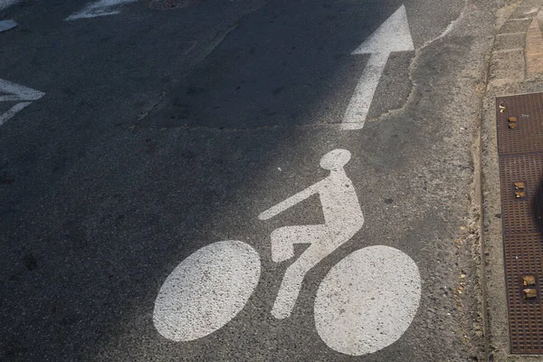 道路表面上の自転車レーンシンボル — ストック写真