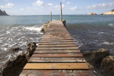 İbiza 'daki Cala Hort Koyu' nda iskele.