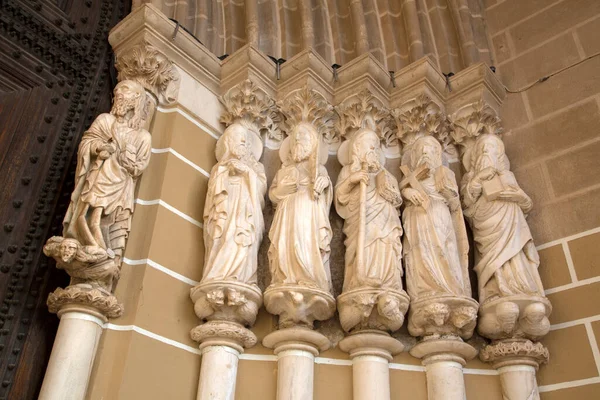 Figury Świętych Bramie Katedry Evora Portugalia — Zdjęcie stockowe