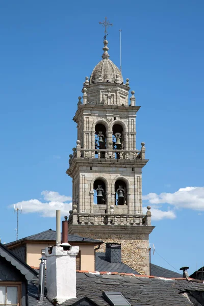 西班牙Ponferrada的Basilica Church Tower — 图库照片