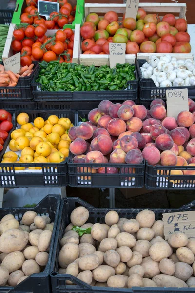 Pommes Terre Pêches Poivrons Champignons Tomates Sur Stand Marché Alimentaire — Photo