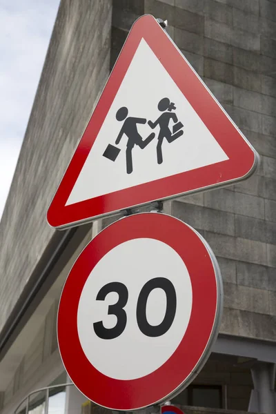 Tempo Verkehr Und Schulwegschild — Stockfoto