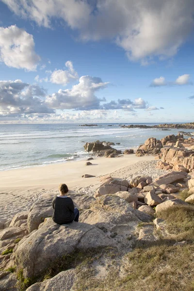 Mujer Joven Forcados Point Beach Costa Muerte Galicia España —  Fotos de Stock