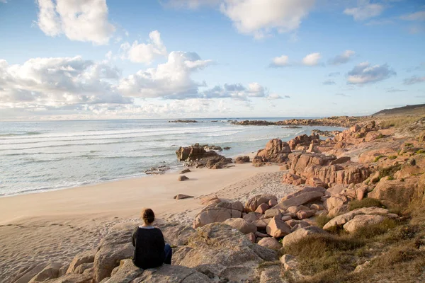 Jeune Femme Forcados Point Beach Costa Muerte Galice Espagne — Photo