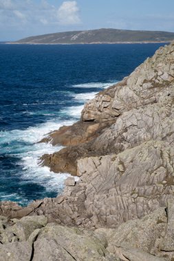 Nariga Point 'teki uçurum ve sahil şeridi; Fisterra; Costa de la Muerte; Galiçya; İspanya