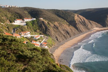 Cliff ve Beach, Arrifana; Algarve; Portekiz; Avrupa