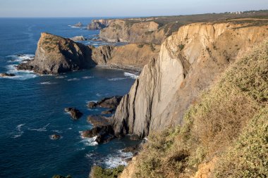 Arrifana sahilindeki kayalıklar; Algarve; Portekiz; Avrupa