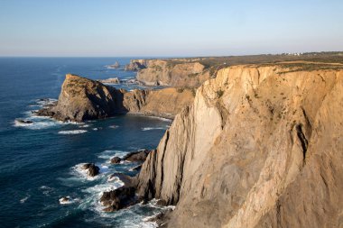 Arrifana sahilindeki kayalıklar; Algarve; Portekiz; Avrupa