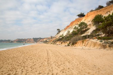 Falesia Sahili 'ndeki uçurumlar; Algarve; Portekiz