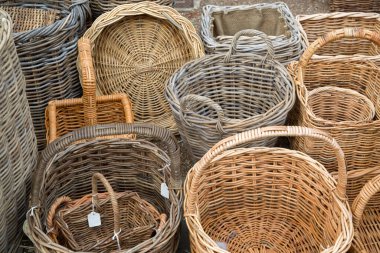 Market Stall 'da Satılık Hasır Sepetler;