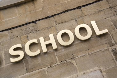 Duvardaki Okul Tabelası