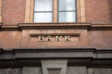 Bina Önündeki Banka Tabelası