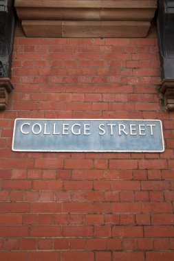 Tuğla Duvardaki Üniversite Sokak Tabelası