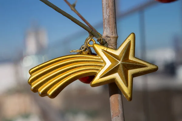 Mavi Gökyüzü Arkaplanı Altın Noel Yıldızı Madalyası — Stok fotoğraf