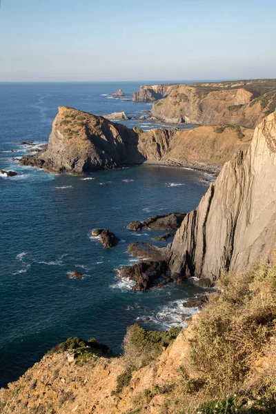 Arrifana sahilindeki kayalıklar; Algarve; Portekiz; Avrupa