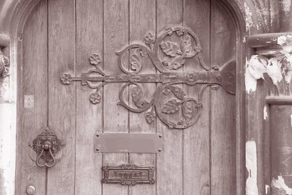 木製ドアデザイン グロスター大聖堂 イギリス 黒と白のセピアトーンで英国 — ストック写真