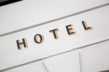 Bina Önündeki Otel Tabelası