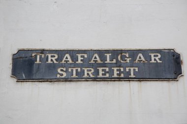Bina cephesinde Trafalgar Sokağı tabelası